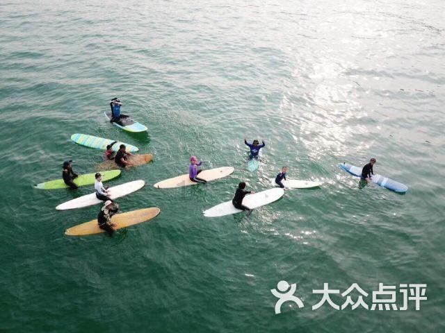 视频|小车打横深陷雪地 警民合力推回正道